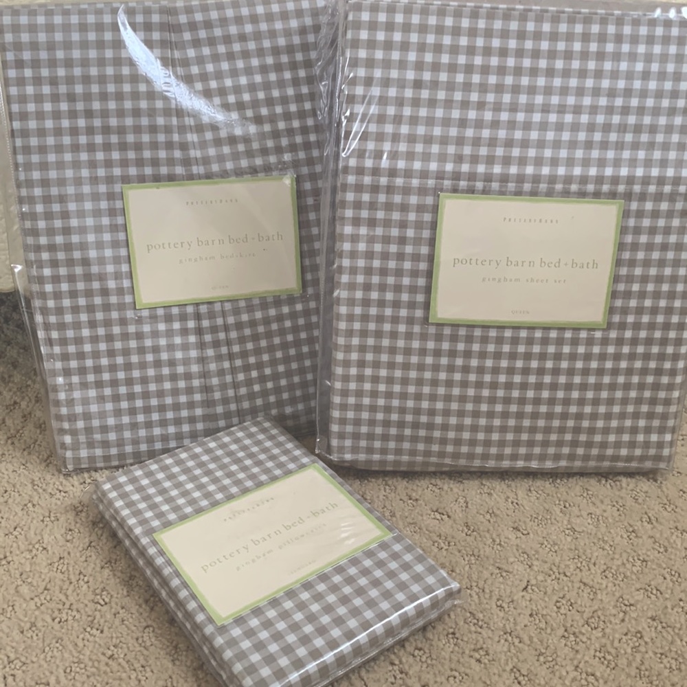 Pottery barn Queen Sheet set, bedskirt, pillowcases